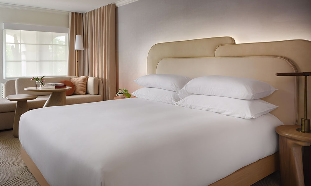 1 King Courtyard View guestroom at Kimpton Miralina